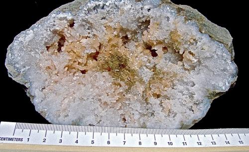 Baryte and Dolomite on Quartz<br />Zona Harrodsburg, Clear Creek, Condado Monroe, Indiana, USA<br />Baryte group is 3.5 cm.<br /> (Author: Bob Harman)