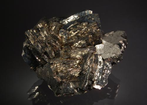 Arsenopyrite<br />Mina Stan Trg (Stan Terg, Stari Trg), Complejo Trepča, Valle Trepča, Kosovska Mitrovica, Distrito Kosovska Mitrovica, Kosovo<br />3.2 x 5.9 x 7.1 cm<br /> (Author: crosstimber)