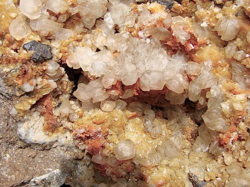 Sphalerite, Calcite and Dolomite with Quartz<br />Afloramientos antigua Carretera Estatal 37, Bloomington (Norte), Condado Monroe, Indiana, USA<br />Calcite up to 1 cm.<br /> (Author: Bob Harman)