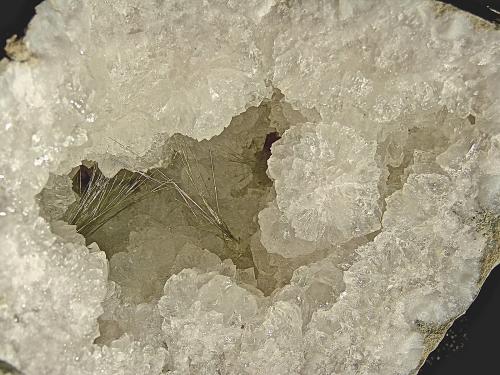 Millerite on Quartz<br />Zona Harrodsburg, Clear Creek, Condado Monroe, Indiana, USA<br />acicular sprays up to 3.0 cm in a 10.0 geode<br /> (Author: Bob Harman)