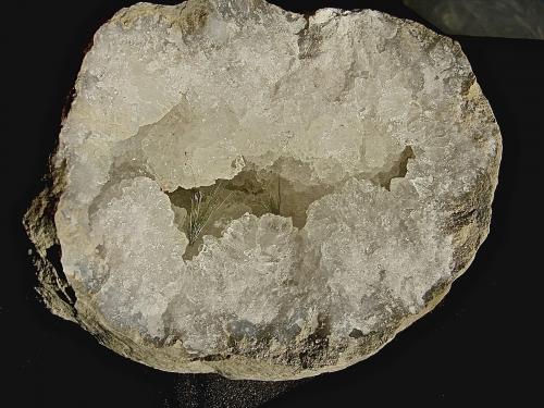 Millerite on Quartz<br />Zona Harrodsburg, Clear Creek, Condado Monroe, Indiana, USA<br />acicular sprays up to 3.0 in a 10.0 cm geode.<br /> (Author: Bob Harman)