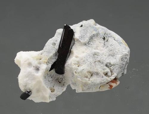 Neptunita<br />Mina California State Gem (Benitoite Gem Mine), Zona San Benito River headwaters, Pico Santa Rita, Distrito New Idria, Condado San Benito, California, USA<br />5x3 cm<br /> (Autor: nimfiara)