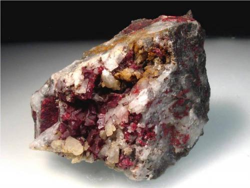 Cinabrio<br />Nuevo Entredicho Mine, Almadenejos, Comarca Valle de Alcudia, Ciudad Real, Castilla-La Mancha, Spain<br />5x4 cm<br /> (Autor: nimfiara)