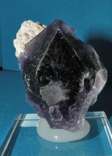 Fluorita<br />La Cabaña, Valdelmar, zona minera de Berbes, Berbes, Ribadesella, Comarca Oriente, Principado de Asturias (Asturias), España<br />3x4 cm<br /> (Autor: nimfiara)