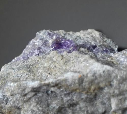 Fluorita<br />Mina Americana Segunda (Mina de la Peña de la Cueva), Paraje Peña de la Cueva, Burón, Comarca Montaña Oriental, León, Castilla y León, España<br />5 cm x 4,5 cm<br /> (Autor: Javi Llamazares)