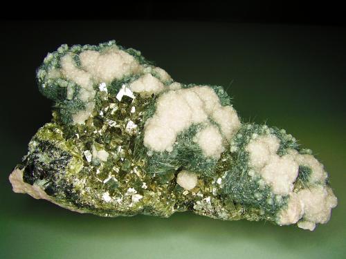 Rodocrosita, Boulangerita, Arsenopirita<br />Mina Stan Trg (Stan Terg, Stari Trg), Complejo Trepča, Valle Trepča, Kosovska Mitrovica, Distrito Kosovska Mitrovica, Kosovo<br />11x6´5 cm<br /> (Autor: geoalfon)