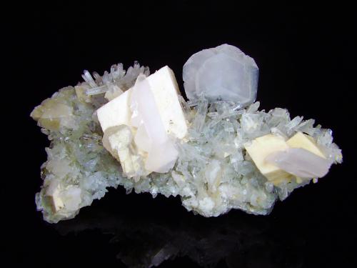Calcita, Dolomita, Cuarzo<br />Mina Stan Trg (Stan Terg, Stari Trg), Complejo Trepča, Valle Trepča, Kosovska Mitrovica, Distrito Kosovska Mitrovica, Kosovo<br />12x6 cm<br /> (Autor: geoalfon)