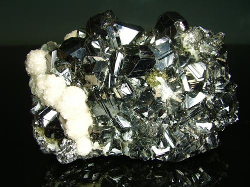 Esfalerita, Calcita<br />Mina Stan Trg (Stan Terg, Stari Trg), Complejo Trepča, Valle Trepča, Kosovska Mitrovica, Distrito Kosovska Mitrovica, Kosovo<br />9´5x6´5 cm<br /> (Autor: geoalfon)