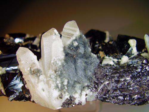 Esfalerita, Calcita, Cuarzo, Boulangerita<br />Mina Stan Trg (Stan Terg, Stari Trg), Complejo Trepča, Valle Trepča, Kosovska Mitrovica, Distrito Kosovska Mitrovica, Kosovo<br />16x12 cm<br /> (Autor: geoalfon)