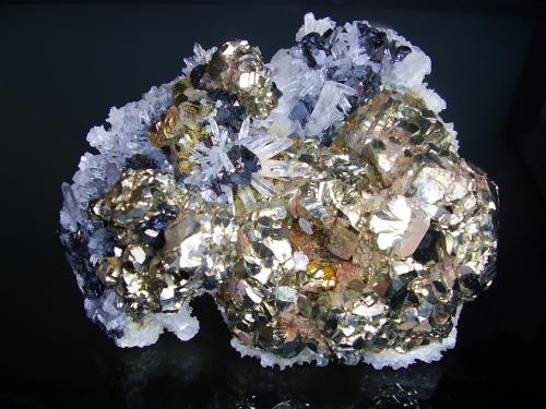 Pirita, Esfalerita, Cuarzo, Calcita<br />Mina Stan Trg (Stan Terg, Stari Trg), Complejo Trepča, Valle Trepča, Kosovska Mitrovica, Distrito Kosovska Mitrovica, Kosovo<br />13x10 cm<br /> (Autor: geoalfon)