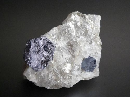 Molibdenita<br />Mina Moly Hill, La Motte, Abitibi RCM, Abitibi-Témiscamingue, Québec, Canadá<br />6 x 6 cm<br /> (Autor: Antonio P. López)