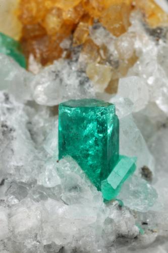 Beryl (variety emerald), Calcite<br />Coscuez mining district, Municipio San Pablo de Borbur, Western Emerald Belt, Boyacá Department, Colombia<br />49x36x45mm, xl=8mm<br /> (Author: Fiebre Verde)