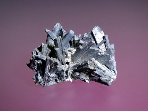 Stibnita (Estibina)<br />Distrito Julcani, Provincia Angaraes, Departamento Huancavelica, Perú<br />5 x 3 cm.<br /> (Autor: Antonio P. López)