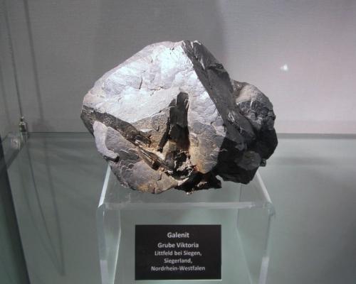 Galena<br />Victoria Mine, Littfeld, Siegen-Wittgenstein District, Arnsberg, North Rhine-Westphalia/Nordrhein-Westfalen, Germany<br />Specimen size approx. 10 cm<br /> (Author: Tobi)