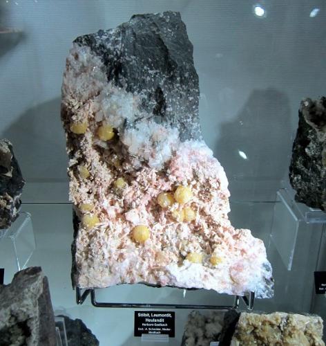 Stilbite (Series), Laumontite, Heulandite<br />Canteras de diabasa, Bornberg, Seelbach (Herborn), Lahn-Dill, Hesse/Hessen, Alemania<br />Specimen size approx. 35 cm<br /> (Author: Tobi)