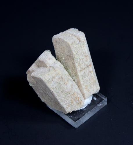 Orthoclase<br />Monte Erongo, Usakos, Región Erongo, Namibia<br />42 mm x 40 mm x 27 mm<br /> (Author: Don Lum)