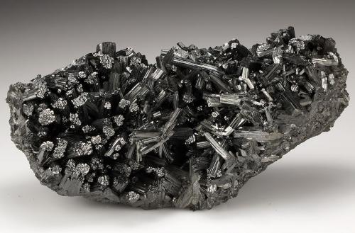 Manganite<br />Ilfeld, Nordhausen, Nordhausen District, Thuringia/Thüringen, Germany<br />110 mm x 54 mm x 39 mm. Mass: 347 g<br /> (Author: Carles Millan)