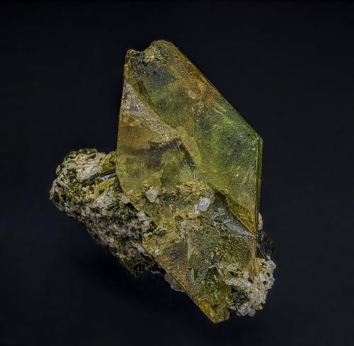 Titanite, Albite, Epidote<br />Capelinha, Jequitinhonha, Minas Gerais, Brasil<br />4.2 x 3.9 cm<br /> (Author: am mizunaka)