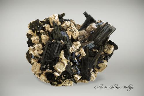 Arfvedsonita sobre Feldespato y con Zircon<br />Monte Malosa, Distrito Zomba, Malawi<br />104 x 82 x 46 mm.<br /> (Autor: Rafael Galiana)