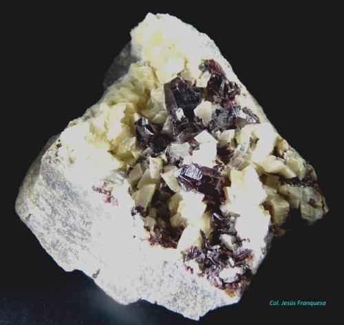 Cinabrio y Dolomita.<br />Mina Chatian, Distrito Chatian, Fenghuang, Prefectura Autónoma Xiangxi,  Provincia Hunan, China<br />65x60 mm.<br /> (Autor: Jesus Franquesa Baucells)