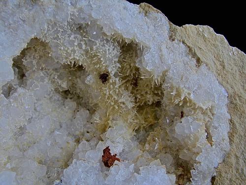 Aragonite on Quartz.<br />Condado Monroe, Indiana, USA<br />The aragonite needles are mostly from 4 mm - 6 mm<br /> (Author: Bob Harman)
