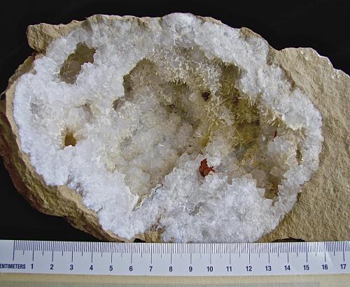 Aragonite on Quartz.<br />Monroe County, Indiana, USA<br />The geode is about 13 cm while most of the aragonite is 4 mm - 6mm<br /> (Author: Bob Harman)