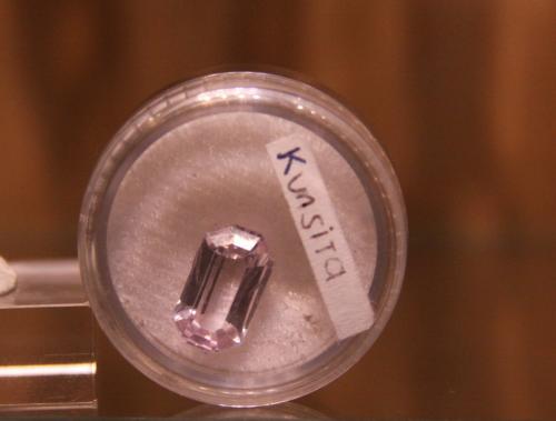 Spodumene (variety kunzite)<br />Afganistán<br />11mm x 5´5mm x 3mm<br /> (Author: franjungle)