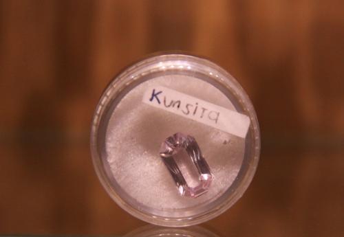 Spodumene (variety kunzite)<br />Afganistán<br />11mm x 5´5mm x 3mm<br /> (Author: franjungle)