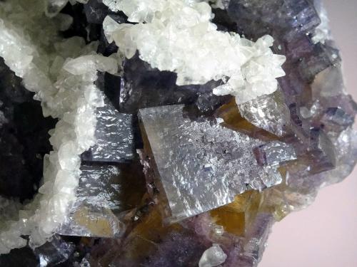 Fluorita y Calcita<br />Mina Denton, formación Sub-Rosiclare, Grupo Goose Creek Mine, Sub-Distrito Harris Creek, Condado Hardin, Illinois, USA<br />Arista cristal central de 4 cm.<br /> (Autor: Antonio P. López)