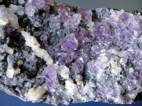 Fluorita y Calcita<br />Mina Rampgill, Nenthead, Distrito Alston Moor, North Pennines Orefield, (antes Cumberland), Cumbria, Inglaterra / Reino Unido<br />Cristal mayor de 1 cm.<br /> (Autor: Antonio P. López)