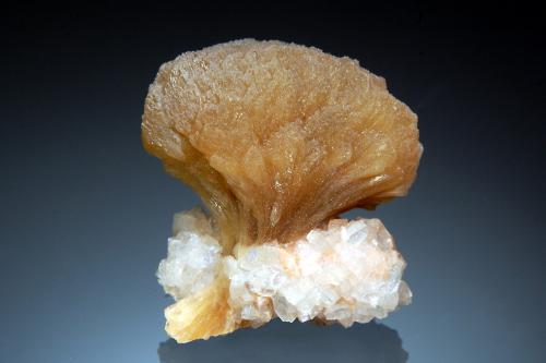 Stilbite<br />Acantilado Wasson, Bahía de Fundy, Parrsboro, Condado Cumberland, Nueva Escocia, Canadá<br />2.6 x 2.7 cm<br /> (Author: crosstimber)