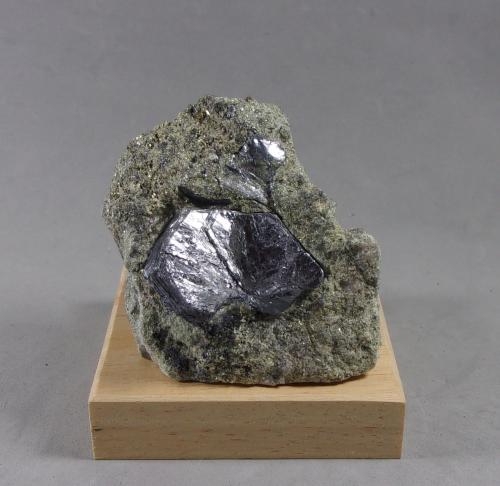 Molibdenita<br />Dayu, Prefectura Ganzhou, Provincia Jiangxi, China<br />6,6 x 5,2 x 2,5 cm.<br /> (Autor: J. G. Alcolea)