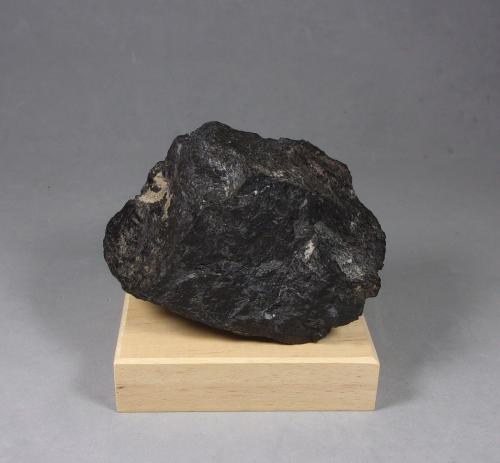 Cromita<br />Distrito Camagüey, Provincia Camagüey, Cuba<br />7,2 x 4,7 x 2,8 cm.<br /> (Autor: J. G. Alcolea)