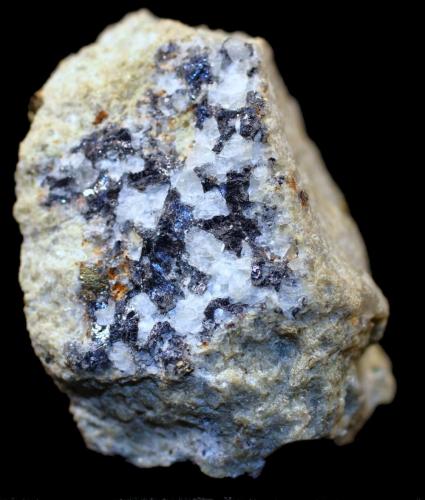 Galena, Pirita, Anglesita<br />Pedrera Berta, Turó de Can Domènech, Serra de Roques Blanques, Sant Cugat del Vallès-El Papiol, Comarca Vallès Occidental / Baix Llobregat, Barcelona, Cataluña / Catalunya, España<br />36 x 26 x 24 mm.<br /> (Autor: José Luis Zamora)