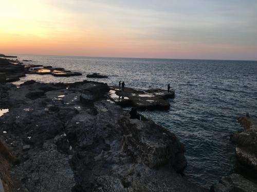 Fishermen at sunset, along the corniche. (Author: Fiebre Verde)