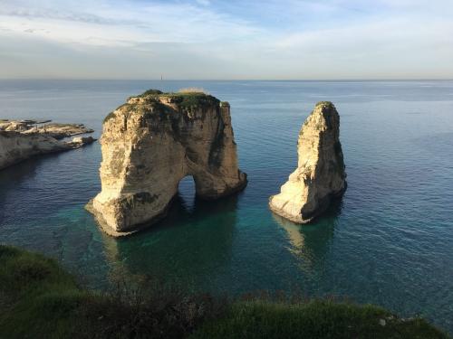 Had a stroll on the corniche overlooking the Mediterranean. Those limestone outcrops are the famous Pigeon Rocks, a prime selfie territory and a Beirut landmark. (Author: Fiebre Verde)