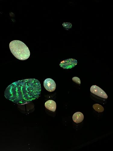 Opals floating in the space (Author: Fiebre Verde)