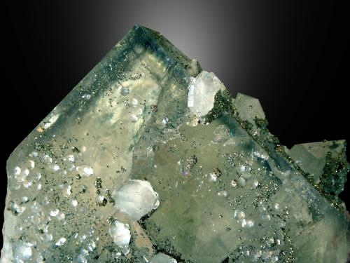 Fluorita, Cuarzo y Pirita<br />El Hammam, Ait Mimoune, Provincia Khémisset, Región Rabat-Salé-Kénitra, Marruecos<br />Cristal de 8 cm. de arista<br /> (Autor: Antonio P. López)