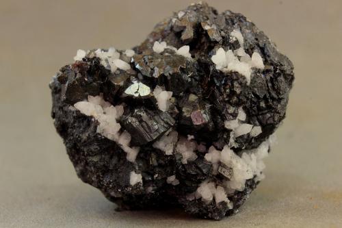 Enargita<br />Mina Huayllapon (Mina Huallapon), Pasto Bueno, Distrito Pampas, Provincia Pallasca, Departamento Ancash, Perú<br />30x30x15 mm<br /> (Autor: Juan Espino)
