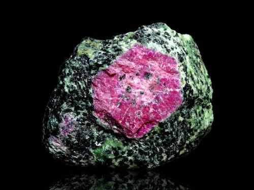 Corindón (variedad rubí), Zoisita y Pargasita<br />Mina Mundarara, Región Arusha, Tanzania<br />8 x 8 cm.<br /> (Autor: Antonio P. López)