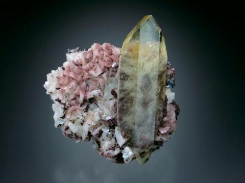 Barite, Dolomite, Hematite<br />Frizington, West Cumberland Iron Field, (antes Cumberland), Cumbria, Inglaterra / Reino Unido<br />7x6x4 cm overall size<br /> (Author: Jesse Fisher)