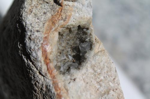 Calcita.<br />Mina Blue John (Colina Mam Tor), Castleton, Distrito High Peak, Derbyshire, Inglaterra / Reino Unido<br />4 cm. geoda.<br /> (Autor: Rafael varela olveira)