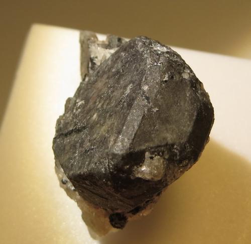 Eudialyte<br />Eveslogchorr Mountain, Khibiny Massif, Kola Peninsula, Murmanskaja Oblast, Northern Region, Russia<br />crystal: 1,5 x 1,5 x 0,7 cm<br /> (Author: kakov)