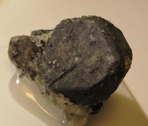 Eudialyte<br />Eveslogchorr Mountain, Khibiny Massif, Kola Peninsula, Murmanskaja Oblast, Northern Region, Russia<br />crystal: 1,5 x 1,5 x 0,7 cm<br /> (Author: kakov)