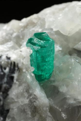 Beryl (variety emerald), Calcite<br />Coscuez mining district, Municipio San Pablo de Borbur, Western Emerald Belt, Boyacá Department, Colombia<br />46x36x37mm, xl=7mm<br /> (Author: Fiebre Verde)