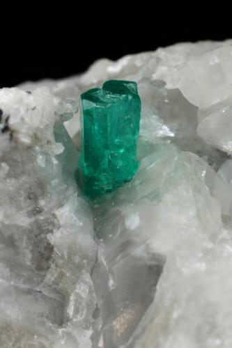 Beryl (variety emerald), Calcite<br />Coscuez mining district, Municipio San Pablo de Borbur, Western Emerald Belt, Boyacá Department, Colombia<br />46x36x37mm, xl=7mm<br /> (Author: Fiebre Verde)