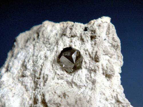 Bixbyita-(Mn)<br />Monte Topaz, Cordillera Thomas, Condado Juab, Utah, USA<br />Cristal de 0,5 cm.<br /> (Autor: Antonio P. López)