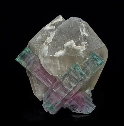 Elbaite, Quartz<br />Mawi Pegmatite, Nilaw-Kolum, Du Ab District, Nuristan Province, Afghanistan<br />6.7 x 6.5 cm<br /> (Author: am mizunaka)