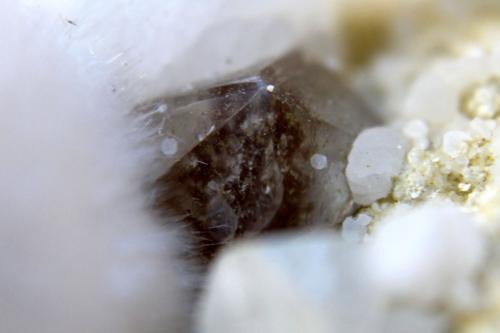 Calcita<br />Cantera Malad, Malad, Mumbai (Bombay), Distrito Mumbai, Maharashtra, India<br />10 x 8 mm.<br /> (Autor: José Luis Zamora)