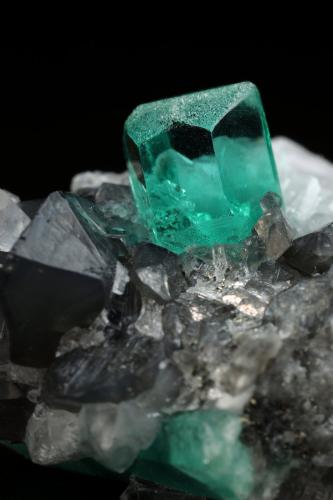 Beryl (variety emerald), Calcite, Pyrite, Quartz<br />Muzo mining district, Western Emerald Belt, Boyacá Department, Colombia<br />32x21x20mm, xls=7mm (main) & 17mm<br /> (Author: Fiebre Verde)